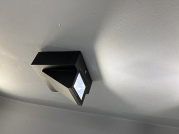 تصویر از چراغ دیواری کلبه ای یک طرفه