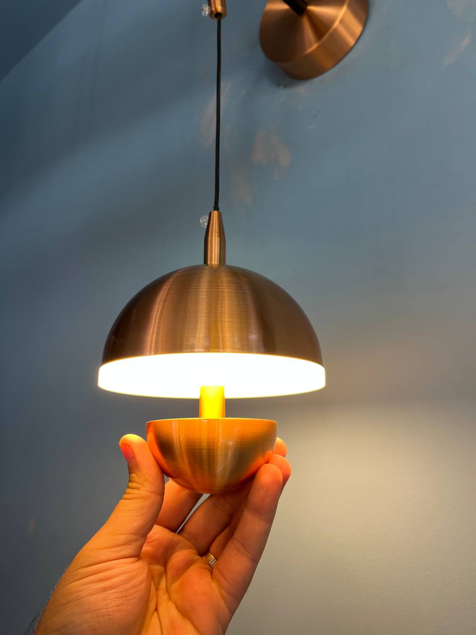 تصویر از چراغ دیواری قارچی رنگ مسی